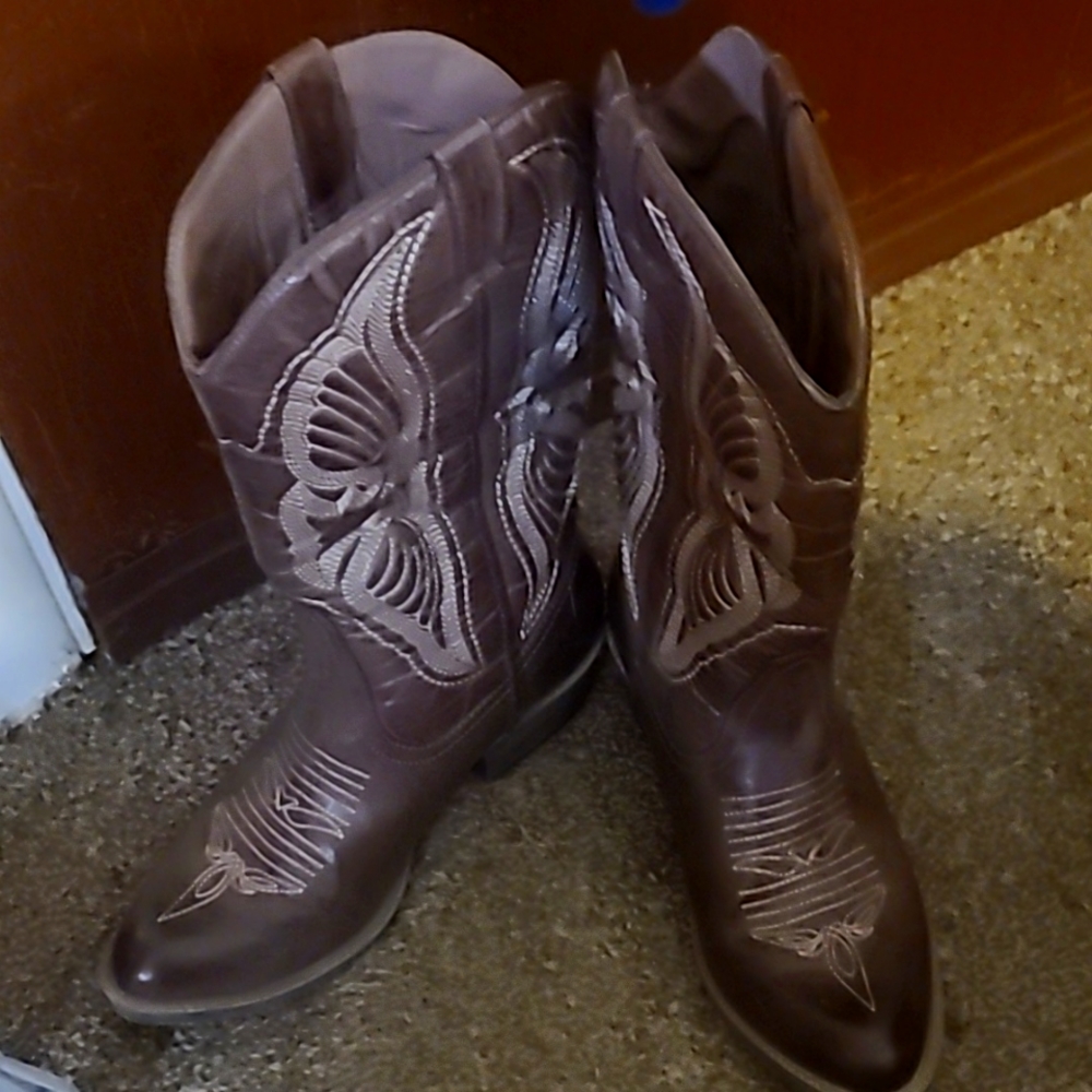 Cowboy boots brown size 9, man-made materials